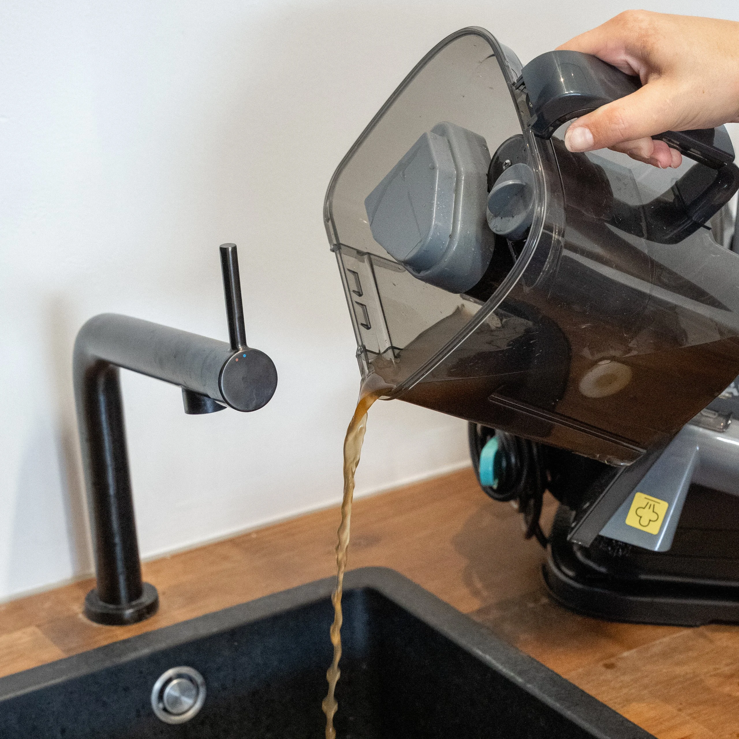 Vuiltank van de Samako PowerClean Pro met donkerbruin water na het reinigen