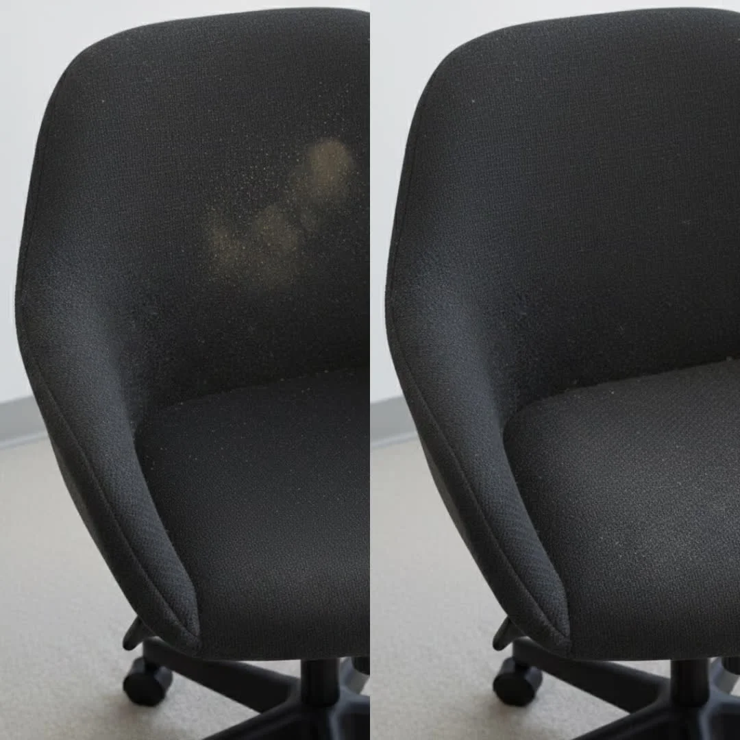 Moderne bureaustoel aan een bureau bij een raam