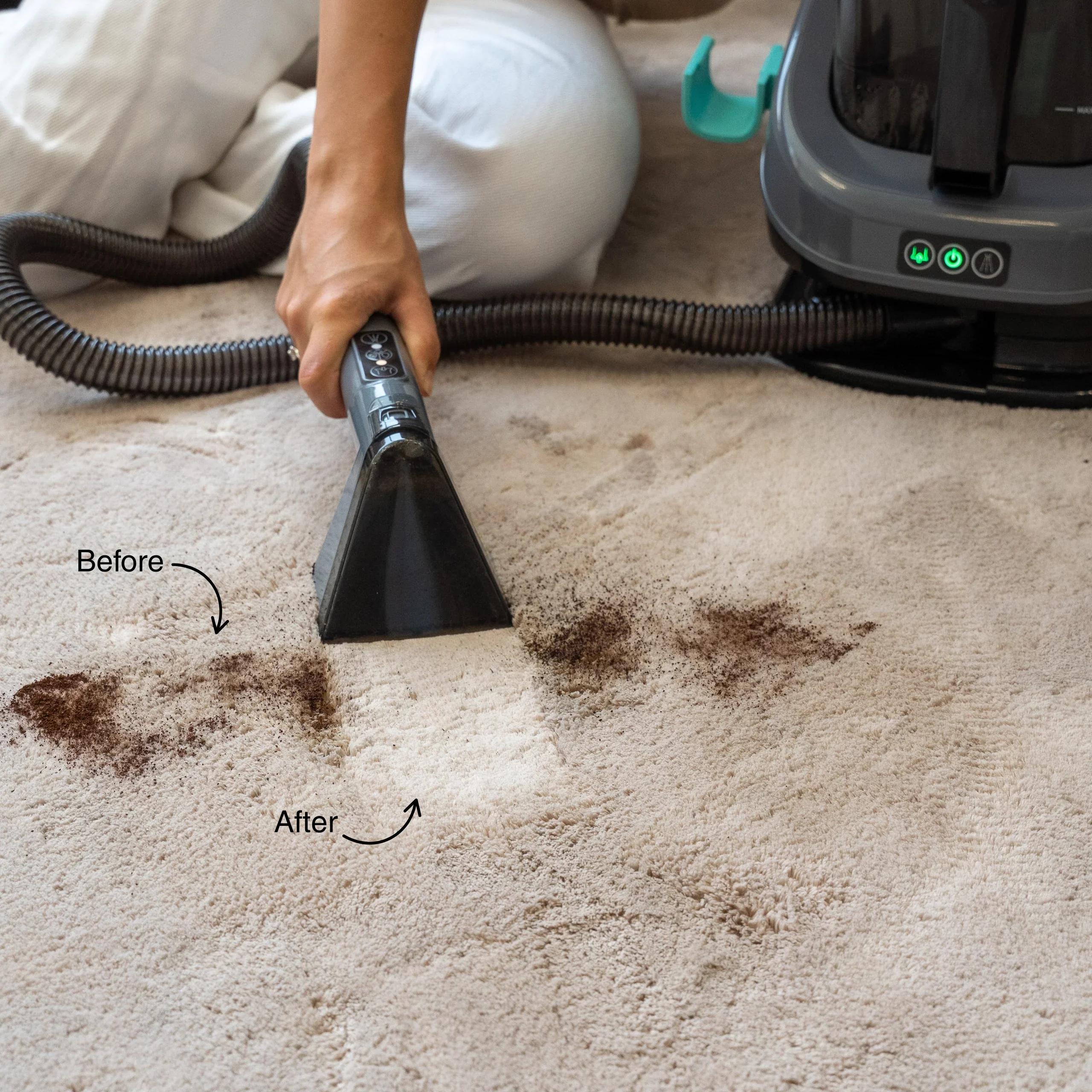 Beige wollen tapijt met blote voeten erop